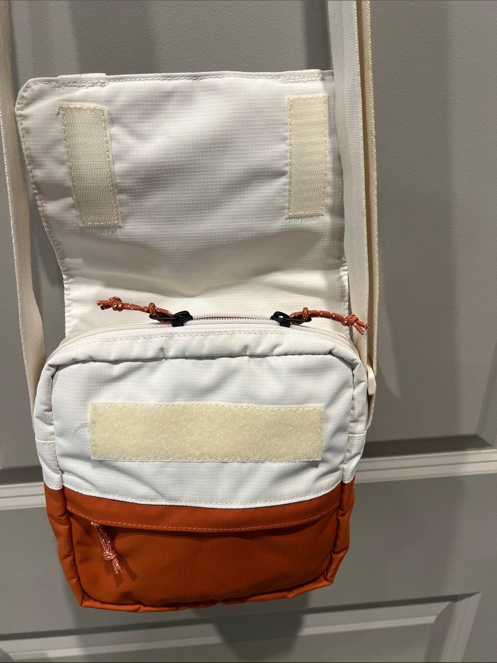 Columbia Trek Side Bag Trail Traveler Crossbody Black Omni-Shield Travel Hiking - Picture 8 of 10